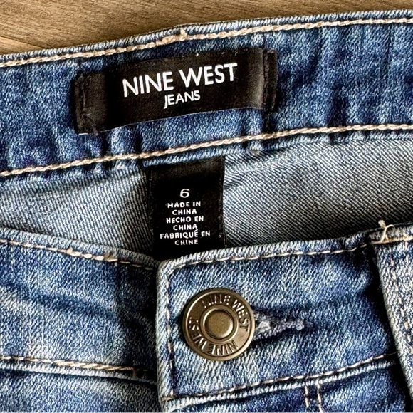 Nine West Gramercy Skinny Light Wash Mid Rise Floral Embroidery - Size 6 - Picture 5 of 9